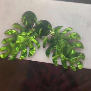 Jennifer & company leaf 🍃drop earrings